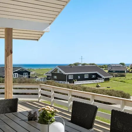 Three-bedroom In Feriehus *